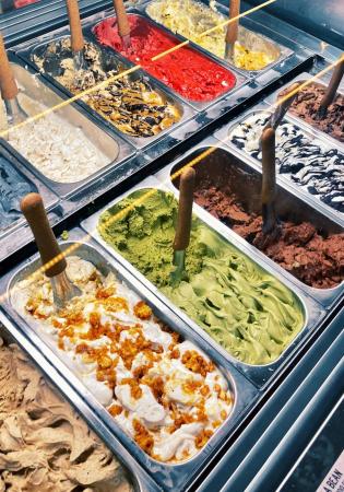 Gelato artigianale di vari gusti in esposizione.
