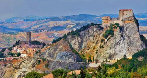 Château médiéval sur une colline rocheuse avec vue panoramique.