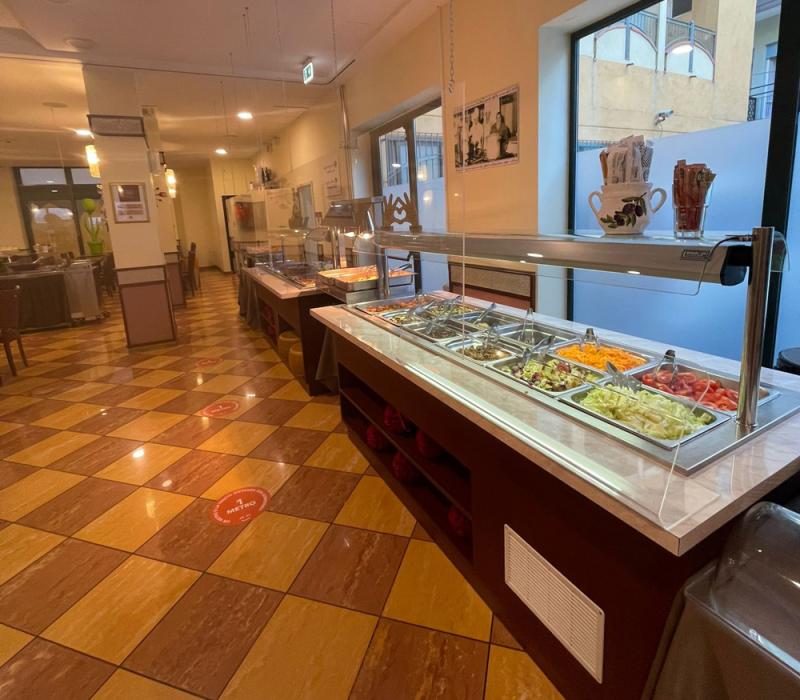 Buffet colorato e invitante, con piatti freschi e atmosfera accogliente.