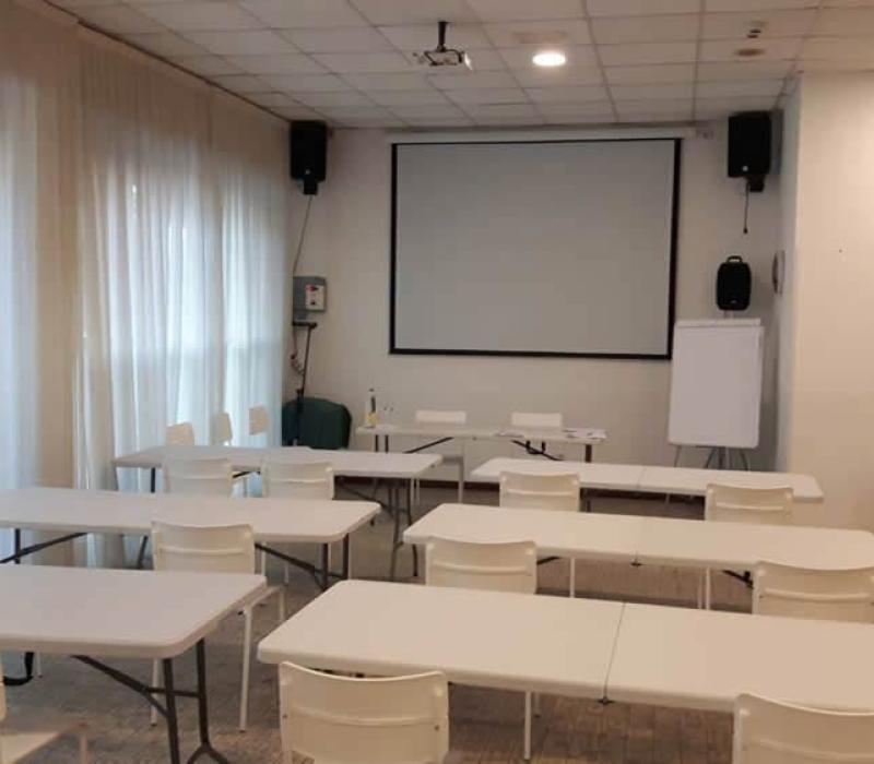 Aula luminosa e ordinata, pronta per una presentazione o un incontro formativo.